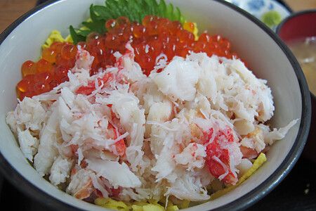 Una ciotola di donburi con polpa di granchio e uova di salmone servita a Hakodate in Giappone.