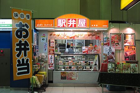 Bancarella di ekiben con vari poster di cibo, Giappone