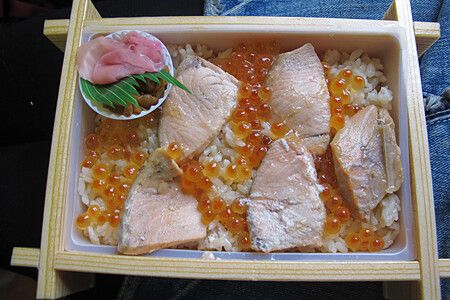 Bento giapponese con riso, salmone e zenzero sottaceto.