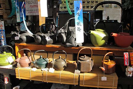 Vetrina con teiere in ghisa a Kappabashi Dori, Tokyo.
