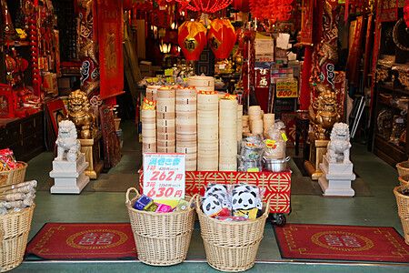 Negozio di ristorazione cinese su Kappabashi Dori, Tokyo, con ceste e decorazioni.