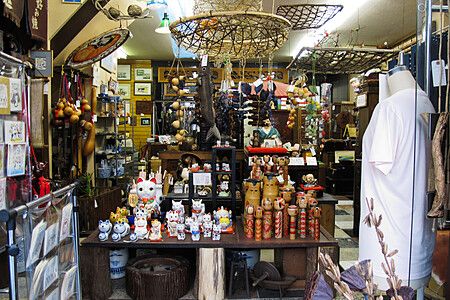 Negozio con esposizione di maneki-neko e souvenir a kappabashi dori