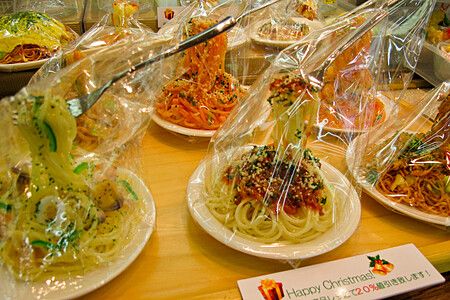 Riproduzioni di piatti di pasta in plastica esposti a Kappabashi Dori, Tokyo.