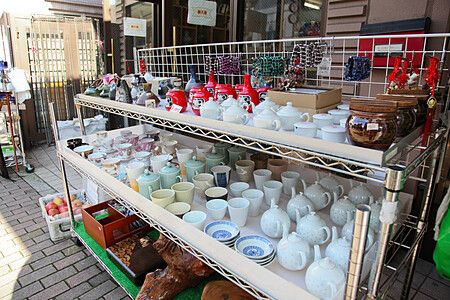 Esposizione di articoli da cucina lungo Kappabashi Dori a Tokyo.