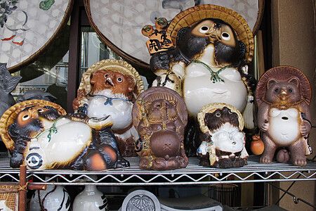 Statuette tanuki in ceramica su uno scaffale a Kappabashi Dori.