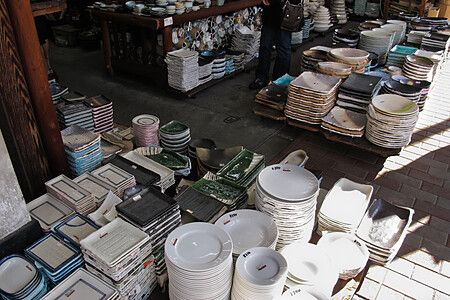 Stoviglie esposte all'aperto a Kappabashi Dori, Tokyo.