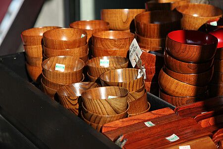 Tazze e coppette in legno esposte in un negozio a Kappabashi Dori.