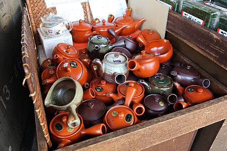 Teiere di diversi colori esposte in un negozio a Kappabashi Dori.