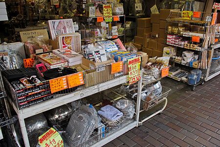 Scaffali con utensili da cucina a Kappabashi Dori a Tokyo