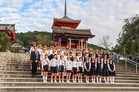 Studenti in uniforme davanti al tempio Kiyomizudera a Kyoto.