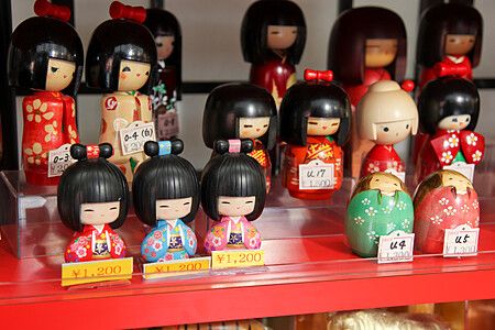 Bambole kokeshi esposte in un negozio a Nakamise Dori, Tokyo.