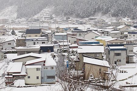 Paese nel nord del Giappone coperto di neve durante l'inverno.
