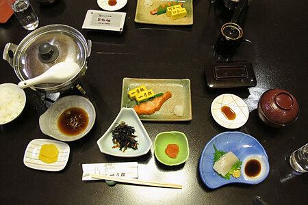 Colazione giapponese con piatti assortiti al ryokan Ichinomatsu.