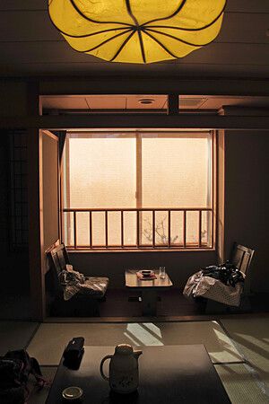 Stanza tradizionale del ryokan Ichinomatsu a Hakodate con luce calda che filtra dalla finestra.