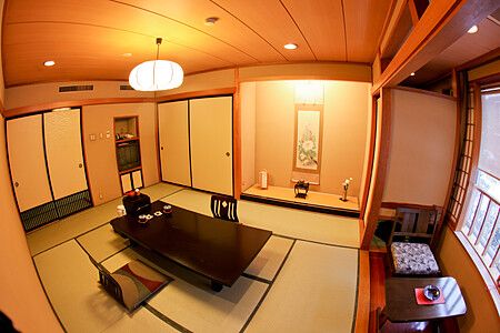 Stanza tradizionale giapponese con tatami e tavolo basso al ryokan Ichinomatsu.