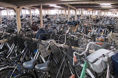 Parcheggio coperto di biciclette in Giappone.