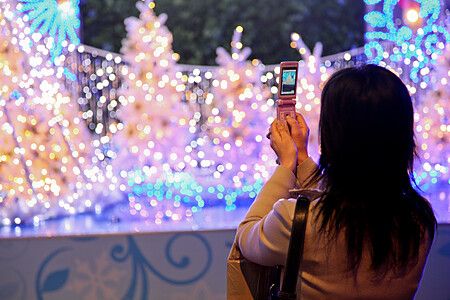 Luminarie natalizie a Shinjuku Terrace City con una persona che scatta una foto.