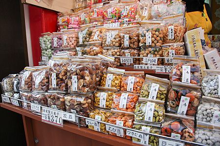 Confezioni di snack giapponesi esposte in un negozio ad Asakusa.