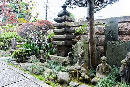 Statue buddiste e pagoda in un giardino di Yanaka a Tokyo.