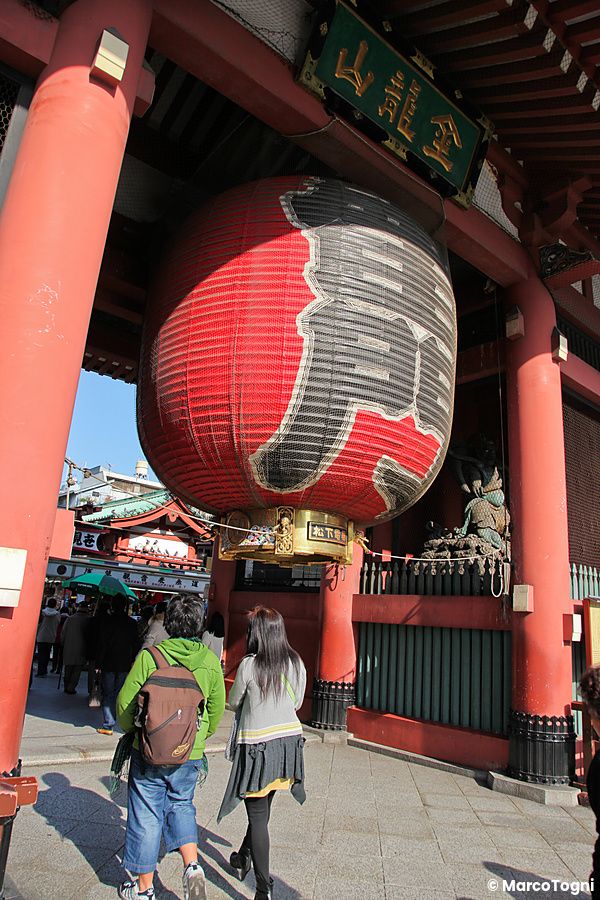 Due persone sotto la lanterna rossa del tempio Senso-ji ad Asakusa
