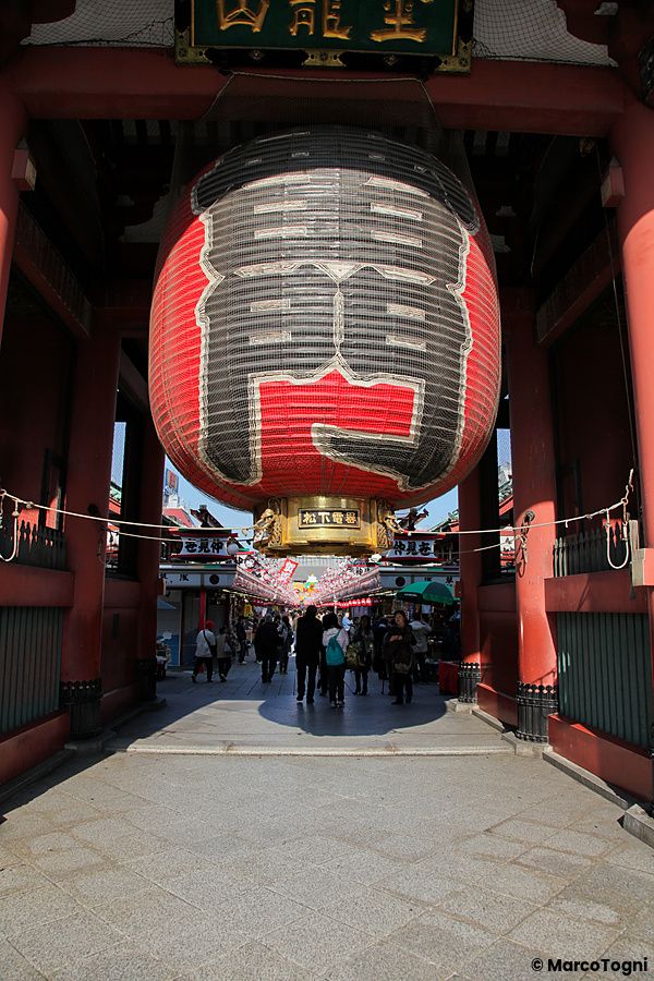 Una grande lanterna rossa sospesa sotto la porta Kaminarimon nel quartiere di Asakusa a Tokyo.
