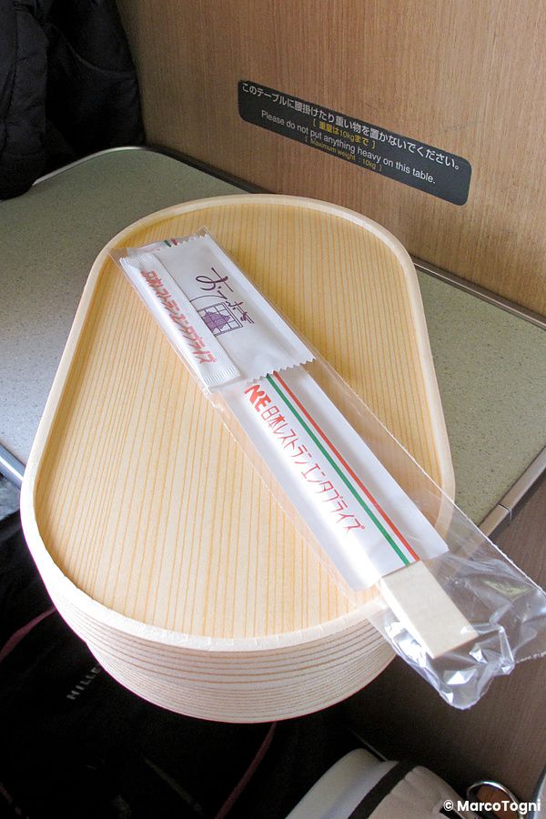 Contenitore per ekiben e bacchette su un treno giapponese.