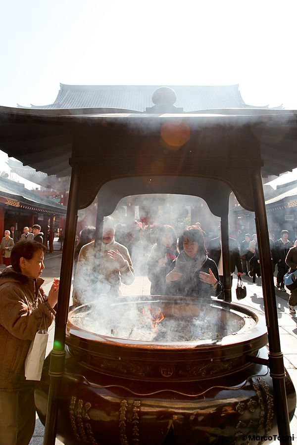 Persone intorno al braciere dell'incenso al tempio Senso-ji, Asakusa Tokyo.