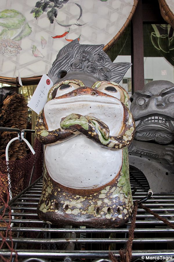 Statuetta di rana in ceramica su scaffale a Kappabashi Dori, Tokyo.