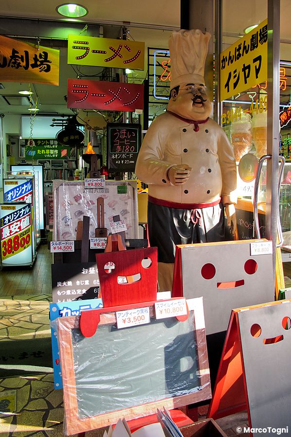 Statua di uno chef e utensili da cucina esposti a Kappabashi Dori.