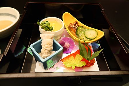 Cena kaiseki con piatti elegantemente presentati all'Oku Nikko Hotel Shikisai.