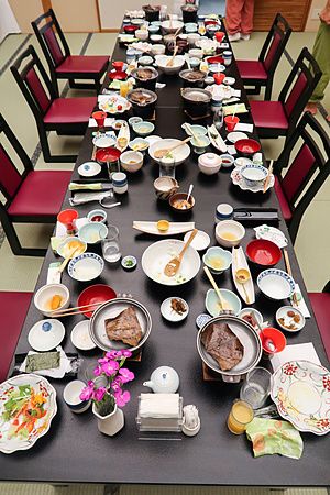 tavola imbandita con piatti kaiseki al Oku Nikko Hotel Shikisai