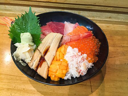 Una ciotola di kaisen-don con vari tipi di pesce crudo servita al Tsukiji Itadori Bekkan di Tokyo.