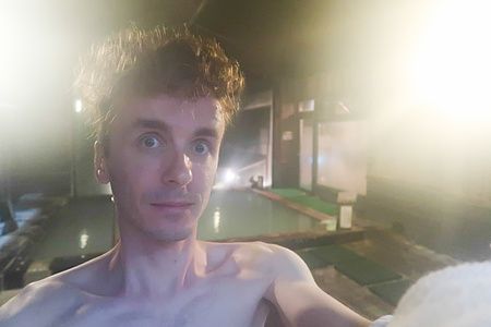 Marco Togni in un onsen presso Oku Nikko Hotel Shikisai, con vapore visibile.