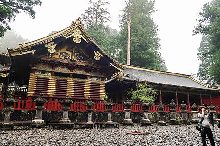 Santuario Toshogu a Nikko con dettagli architettonici elaborati e alberi circostanti.
