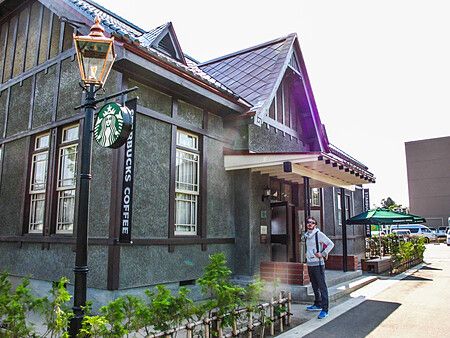 Lo Starbucks ad Hirosaki con una persona all'esterno.
