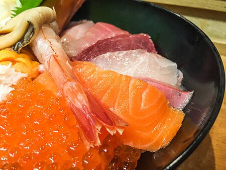 Una ciotola di chirashi don con salmone, gamberi e uova di salmone servita al ristorante Tsukiji Itadori Bekkan a Tokyo.