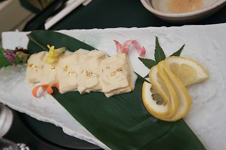 Piatto di yuba tofu decorato con foglie di shiso e limone al Oku Nikko Hotel Shikisai.