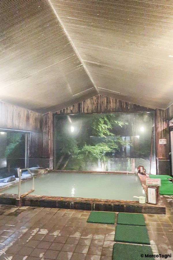 Interno di un onsen con vasca termale all'Oku Nikko Hotel Shikisai.