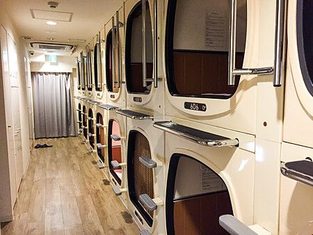 Interno di un hotel con capsule per dormire in fila.