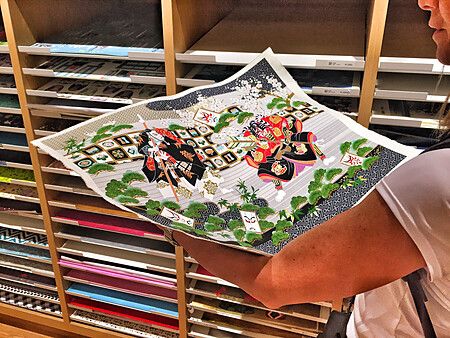 Una persona tiene un foglio illustrato in cartoleria a Ginza.