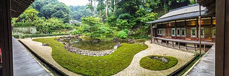 Giardino zen con padiglione tradizionale e alberi a Kamakura.