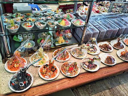 Riproduzioni di cibo in una vetrina a Kappabashi Dori, Asakusa.