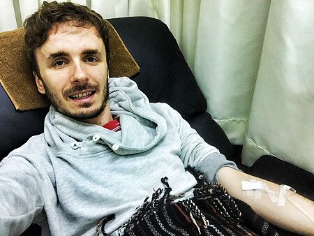 Marco Togni su poltrona in clinica a Tokyo con flebo.