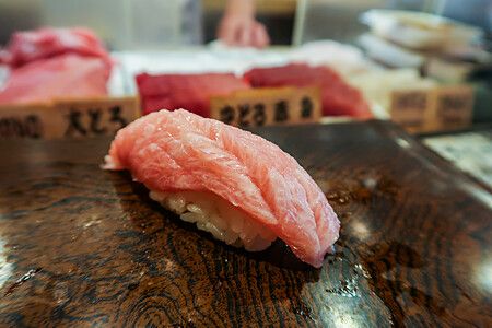 Nigiri di kamatoro su piatto di legno al ristorante Maguro Bito.