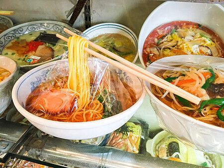 Riproduzioni di cibo in plastica in una vetrina a Kappabashi Dori, Asakusa