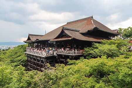 Il tempio Kiyomizudera a Kyoto con visitatori sul palco in legno.