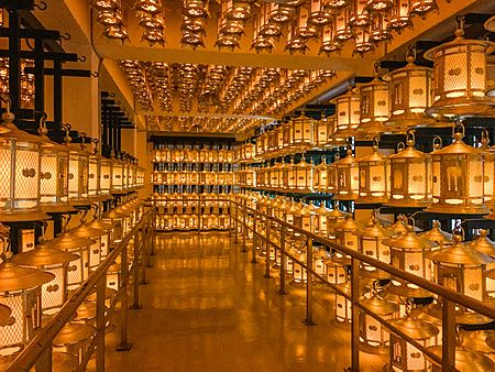 sala delle lanterne al Tempio Okunoin sul Monte Koya con lanterne dorate