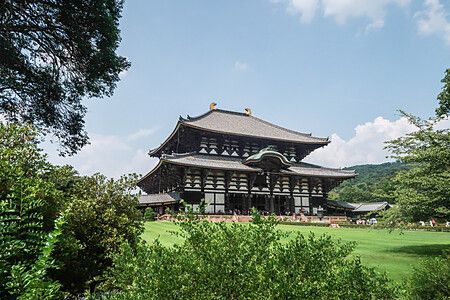 Tempio Todai-ji a Nara con alberi verdi e cielo azzurro.