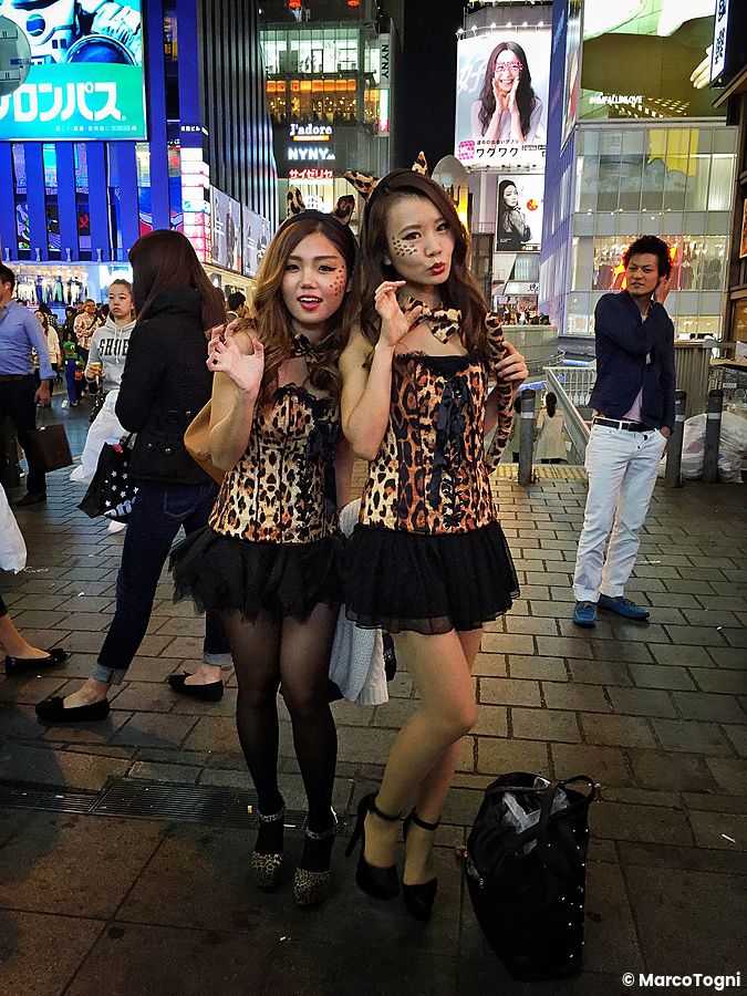 Persone in costume leopardato a osaka durante halloween in giappone.