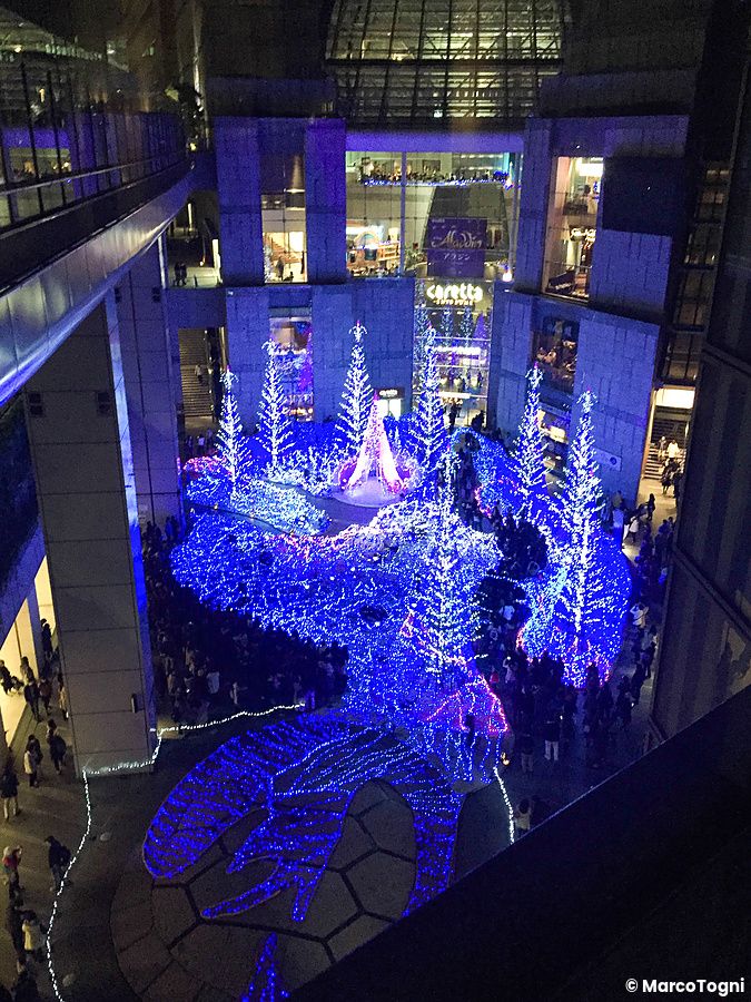Luminarie natalizie blu al Caretta Shiodome a Tokyo.